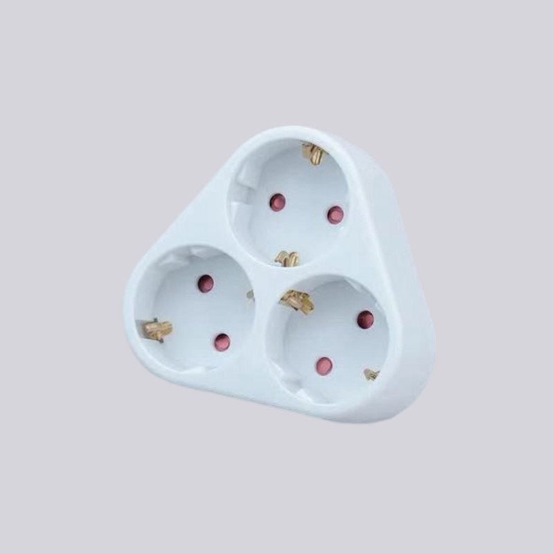 G01-03A Adapter trójkątny z trzema okrągłymi wtyczkami typu niemieckiego